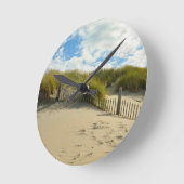Sanddünen mit Holzzaun Runde Wanduhr (Winkel)