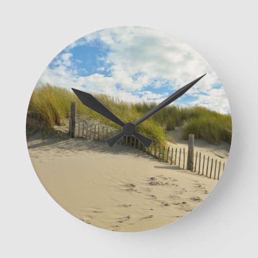 Sanddünen mit Holzzaun Runde Wanduhr (Vorderseite)