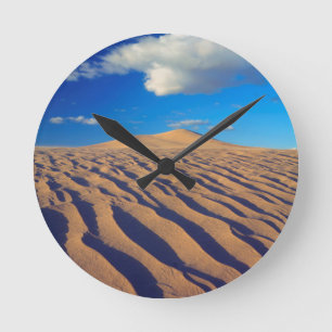 Sanddünen und Wolken Runde Wanduhr