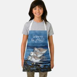 Sanderlings, die in gestaffelter Synchronizität fü Schürze