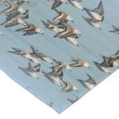 Sanderlings fliegen im Winter Kurzer Tischläufer (Ecke)