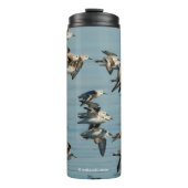 Sanderlings fliegen im Winter Thermosbecher (Vorderseite)