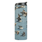 Sanderlings fliegen im Winter Thermosbecher (Nach links gedreht)