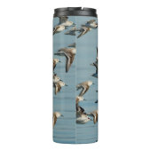 Sanderlings fliegen im Winter Thermosbecher (Rückseite)