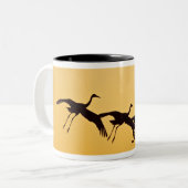 Sandhill Crane bei Sonnenuntergang Zweifarbige Tasse (Vorderseite Links)