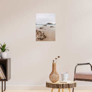 Sandige Küste mit Felsen, melancholische Meeresäst Poster