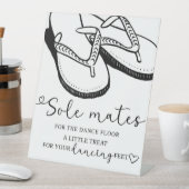 Sandkasten, Sandalen, Seezunge, Sonnenbrille, Sockelschild (In Situ)