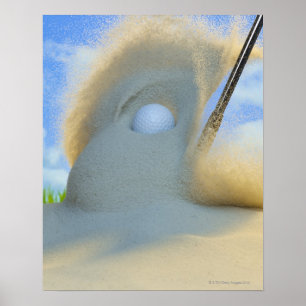 Sandkeil, der einen Golfball aus dem Sand trifft Poster