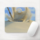 Sandkeil, der einen Golfball aus einem Sand trifft Mousepad (Mit Mouse)
