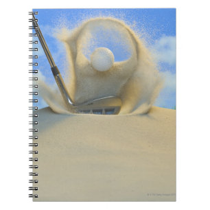 Sandkeil, der einen Golfball aus einem Sand trifft Notizblock