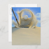 Sandkeil, der einen Golfball aus einem Sand trifft Postkarte (Vorne/Hinten)