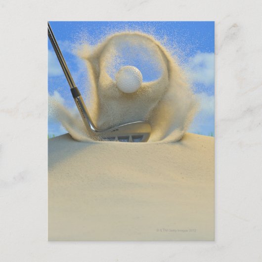Sandkeil, der einen Golfball aus einem Sand trifft Postkarte (Vorderseite)
