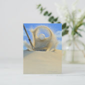 Sandkeil, der einen Golfball aus einem Sand trifft Postkarte (Stehend Vorderseite)