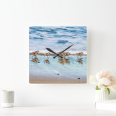 Sandpferde entlang des Strandes Quadratische Wanduhr (Zuhause)