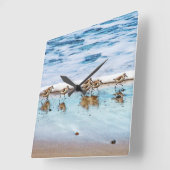 Sandpferde entlang des Strandes Quadratische Wanduhr (Winkel)