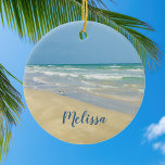 Sandpiper am Meer | Beautiful Beach Custom Keramik Ornament<br><div class="desc">Schönes Stranddekor mit herrlicher Küstenfotografie mit einem hübschen Sandpiper,  stehend am Ufer der Ozeanwellen an einem sonnigen Sommertag. Schöne blaue Wellen rollen auf dem Sandstrand,  wo Ihr Name in niedlicher aquamariner Typografie personalisiert ist. Ein schönes Weihnachtsgeschenk für eine Tochter,  Mutter,  Großmutter oder Enkelin.</div>