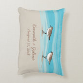 Sandpiper am Strand Hochzeitdatums Namen in Sand Dekokissen (Rückseite(Vertikal))