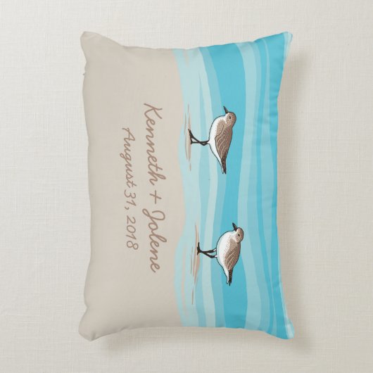 Sandpiper am Strand Hochzeitdatums Namen in Sand Dekokissen (Vorderseite(Vertikal))