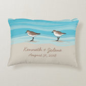 Sandpiper am Strand Hochzeitdatums Namen in Sand Dekokissen (Rückseite)