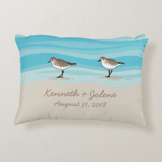 Sandpiper am Strand Hochzeitdatums Namen in Sand Dekokissen (Rückseite)