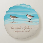 Sandpiper am Strand Hochzeitdatums Namen in Sand Rundes Kissen (Rückseite)