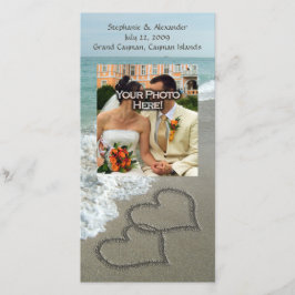 Sandschrift am Strand, ineinander greifende Herzen Save The Date