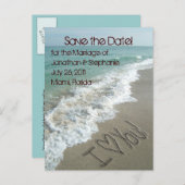 Sandschrift am Strand Save the Date Postkarte (Vorne/Hinten)