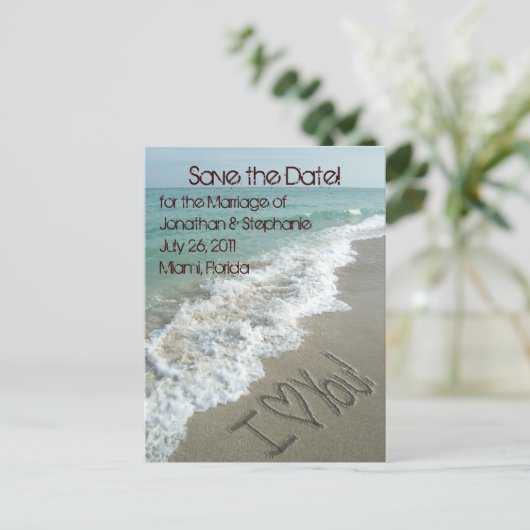 Sandschrift am Strand Save the Date Postkarte (Stehend Vorderseite)