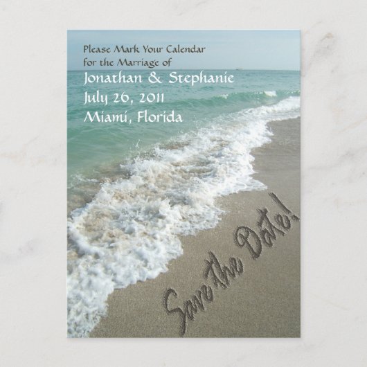 Sandschrift am Strand Save the Date Postkarte (Vorderseite)
