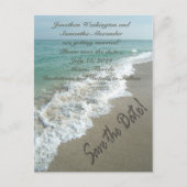 Sandschrift am Strand Save the Date Postkarte (Vorderseite)