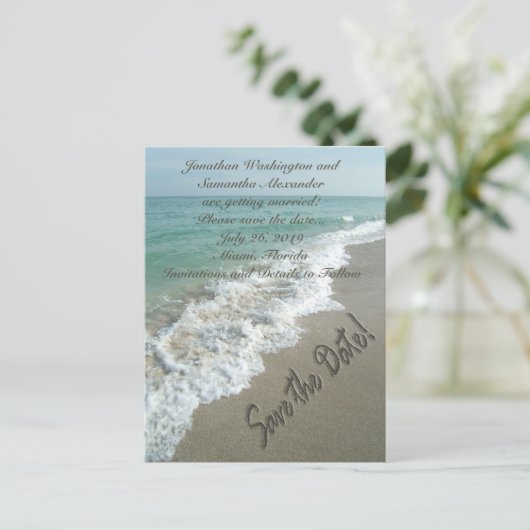 Sandschrift am Strand Save the Date Postkarte (Stehend Vorderseite)