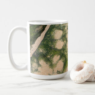 Sandsteinfelsenformation mit smaragdgrünem Moos Kaffeetasse
