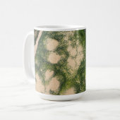 Sandsteinfelsenformation mit smaragdgrünem Moos Kaffeetasse (Vorderseite Links)