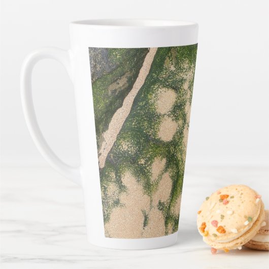 Sandsteinfelsenformation mit smaragdgrünem Moos Milchtasse (Beispiel)