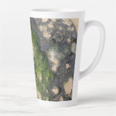 Sandsteinfelsenformation mit smaragdgrünem Moos Milchtasse (Rechts)