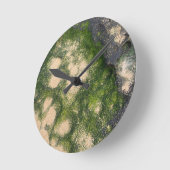 Sandsteinformation mit smaragdgrünem Moos Runde Wanduhr (Winkel)