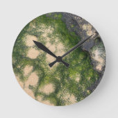 Sandsteinformation mit smaragdgrünem Moos Runde Wanduhr (Vorderseite)