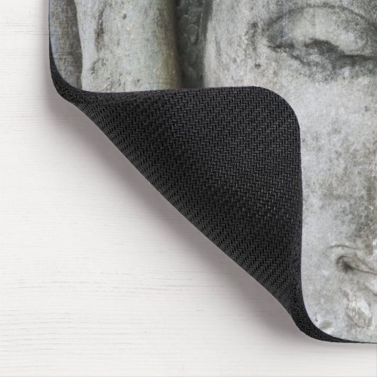 Sandsteinkopf Buddha, umgeben von Baum Mousepad (Ecke)