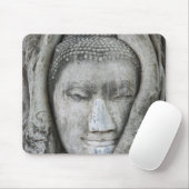 Sandsteinkopf Buddha, umgeben von Baum Mousepad (Mit Mouse)