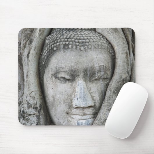 Sandsteinkopf Buddha, umgeben von Baum Mousepad (Mit Mouse)