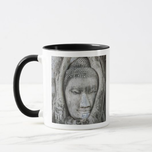 Sandsteinkopf Buddha, umgeben von Baum Tasse (Links)