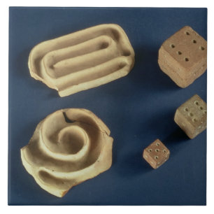 Sandsteinwürfel und Terrakottalabyrinthspiel, Fliese