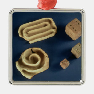 Sandsteinwürfel und Terrakottalabyrinthspiel, Ornament Aus Metall