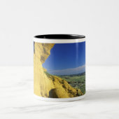 Sandstone Monument im Hell-Creek-Gebiet in der Näh Zweifarbige Tasse (Mittel)