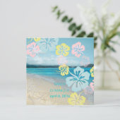 Sandstrand/Hibiskus Hochzeit in Urlaubsort Einladung (Stehend Vorderseite)