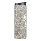 Sandstrand mit feinem Sand im Sommer Thermosbecher (Nach links gedreht)