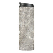 Sandstrand mit feinem Sand im Sommer Thermosbecher (Nach rechts gedreht)