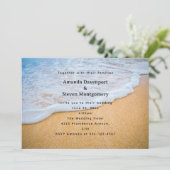 Sandstrand mit Foamy Surf Wedding Einladung (Stehend Vorderseite)