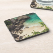 Sandstrand mit grünen Bäumen, Felsen und Ozean Getränkeuntersetzer (Linke Seite)