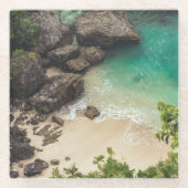 Sandstrand mit grünen Bäumen, Felsen und Ozean Glasuntersetzer (Vorderseite)